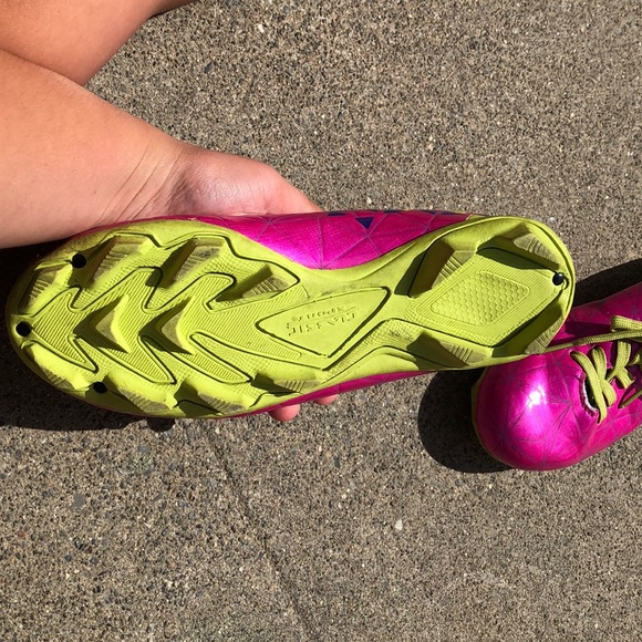 I am selling girls soccer cleats size 4 1/2 - Picture 3 of 5